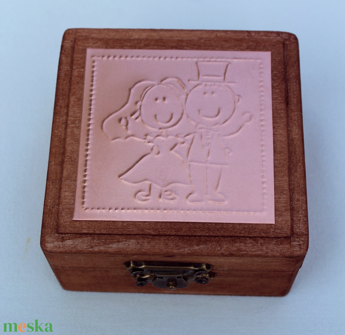 Just married - gyűrűtartó doboz dombornyomott fémlemezzel, exkluzív béléssel = - esküvő - kiegészítők - gyűrűtartó & gyűrűpárna - Meska.hu