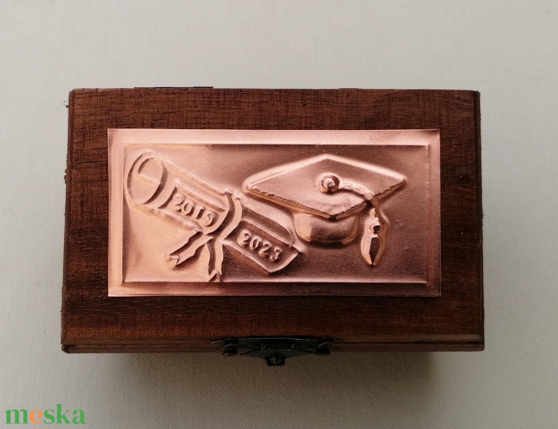 Diplomaosztó és ballagó egyedi ékszertaró - otthon & életmód - dekoráció - asztal és polc dekoráció - díszdoboz - Meska.hu Diplomaosztó és ballagó egyedi ékszertaró - otthon & életmód - dekoráció - asztal és polc dekoráció - díszdoboz - Meska.hu