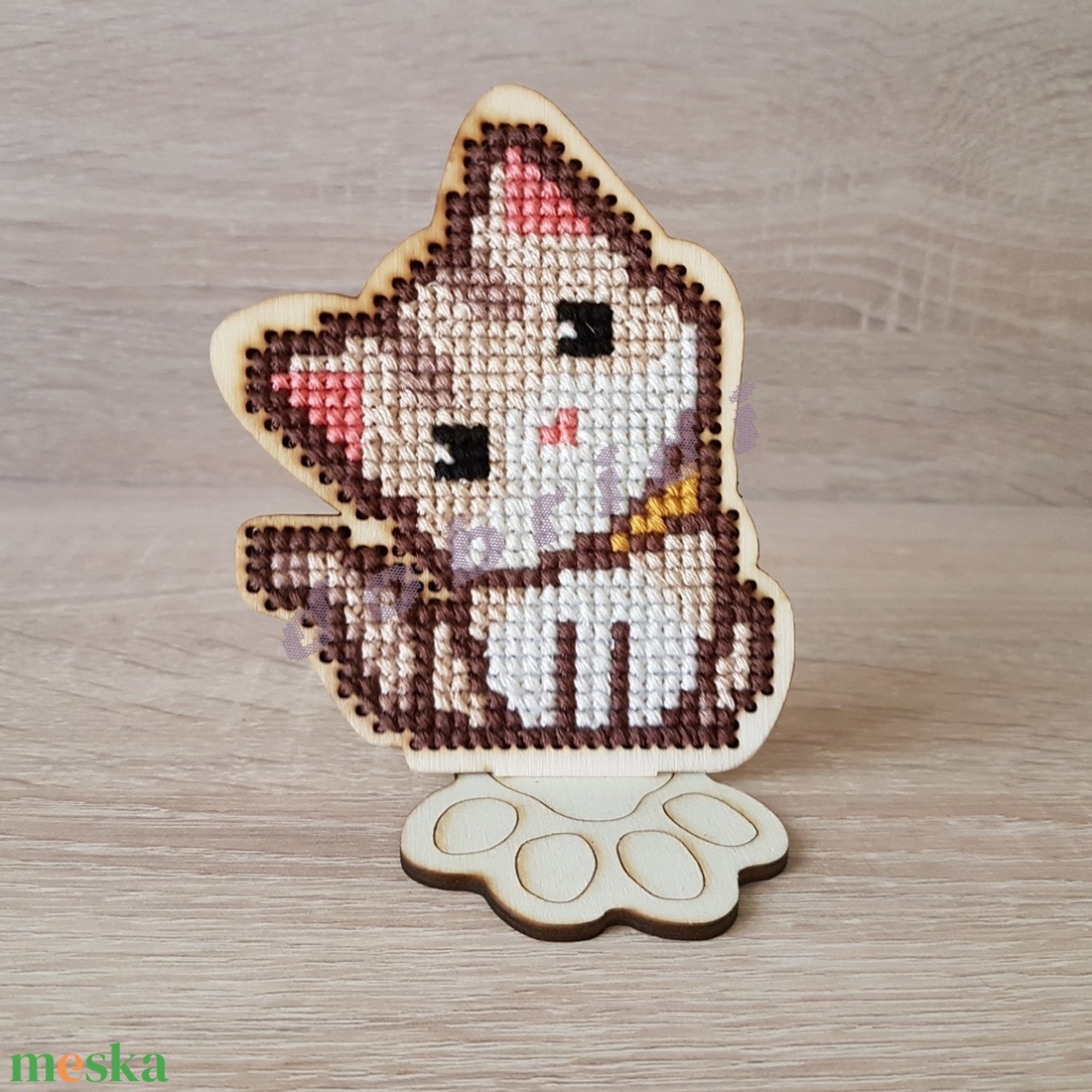 Keresztszemesen hímezhető fa alapú macska - otthon & életmód - dekoráció - dísztárgy - Meska.hu