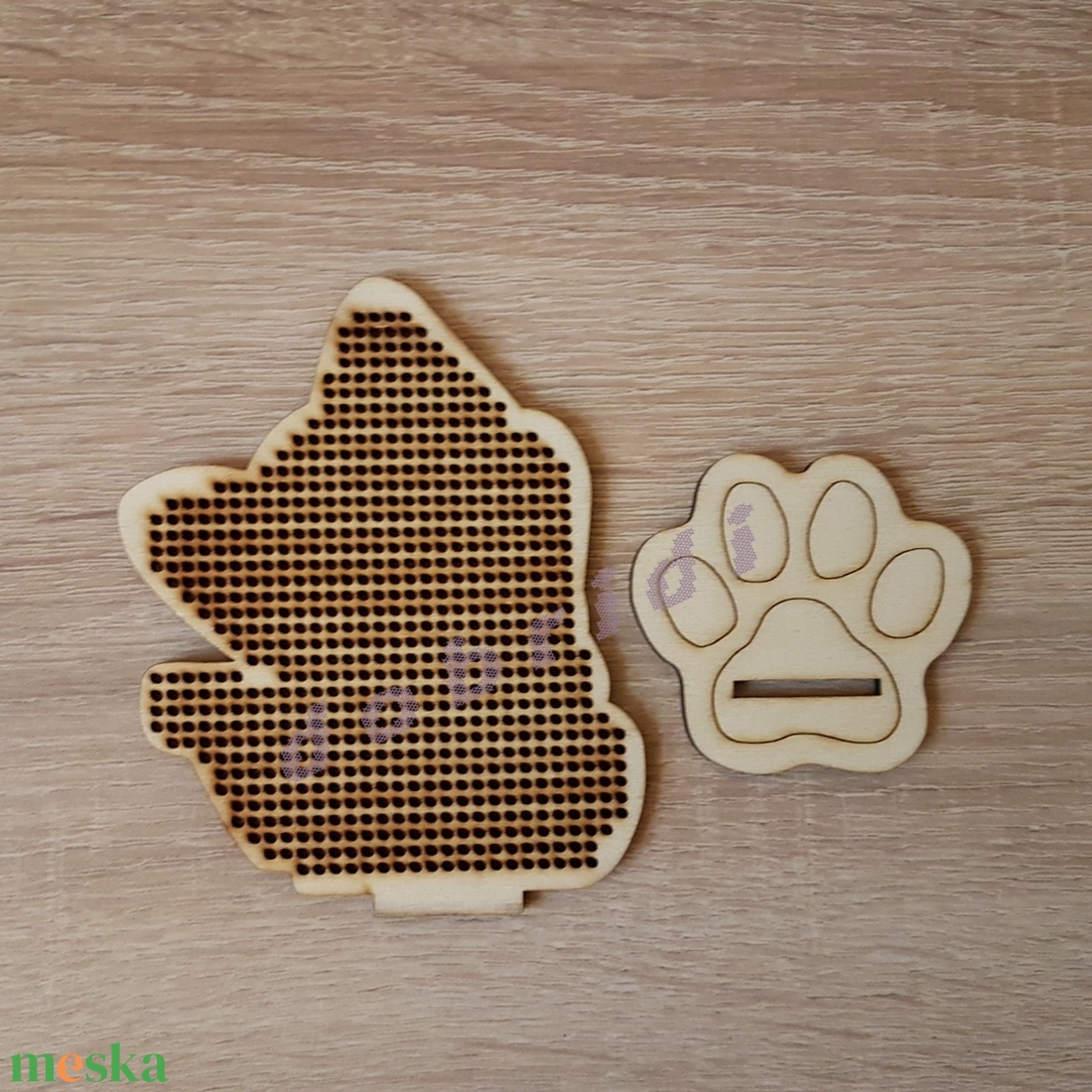 Keresztszemesen hímezhető fa alapú macska - otthon & életmód - dekoráció - dísztárgy - Meska.hu