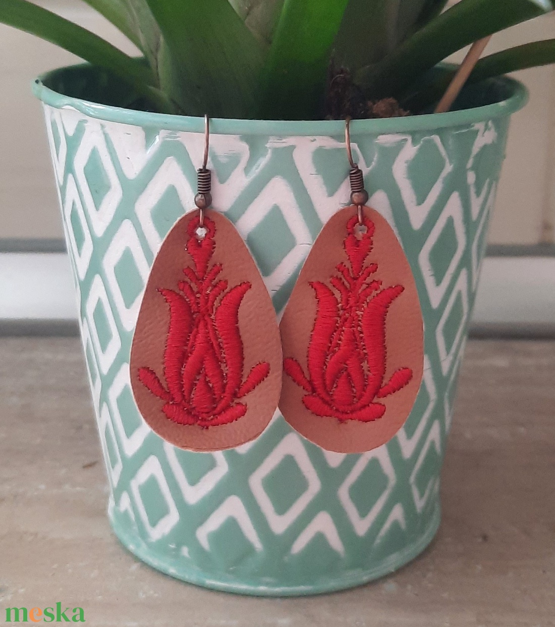 Székely tulipán hímzett füli - ékszer - fülbevaló - lógó fülbevaló - Meska.hu Székely tulipán hímzett füli - ékszer - fülbevaló - lógó fülbevaló - Meska.hu