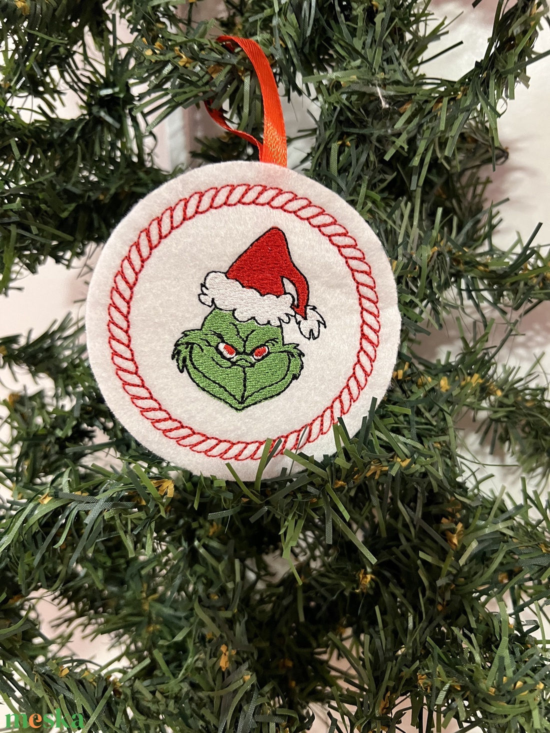 Hímzett Grinch filc figura - karácsony - karácsonyi lakásdekoráció - karácsonyfadíszek - Meska.hu