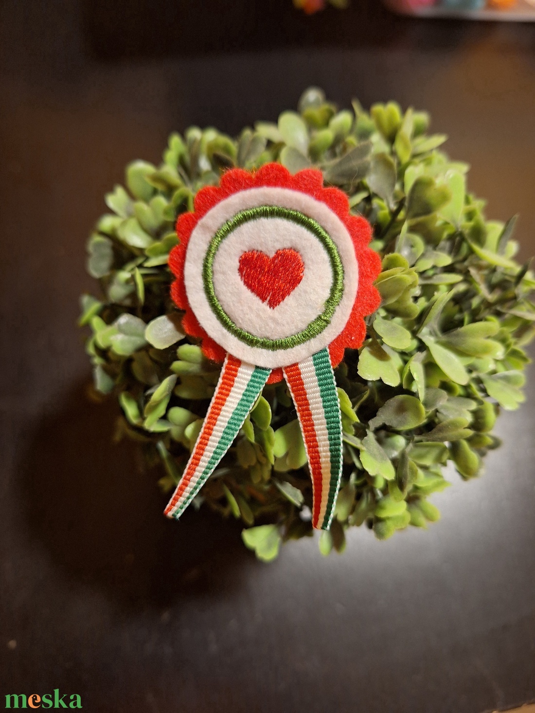 Hímzett kokárda - ékszer - kitűző és bross - kitűző - Meska.hu Hímzett kokárda - ékszer - kitűző és bross - kitűző - Meska.hu