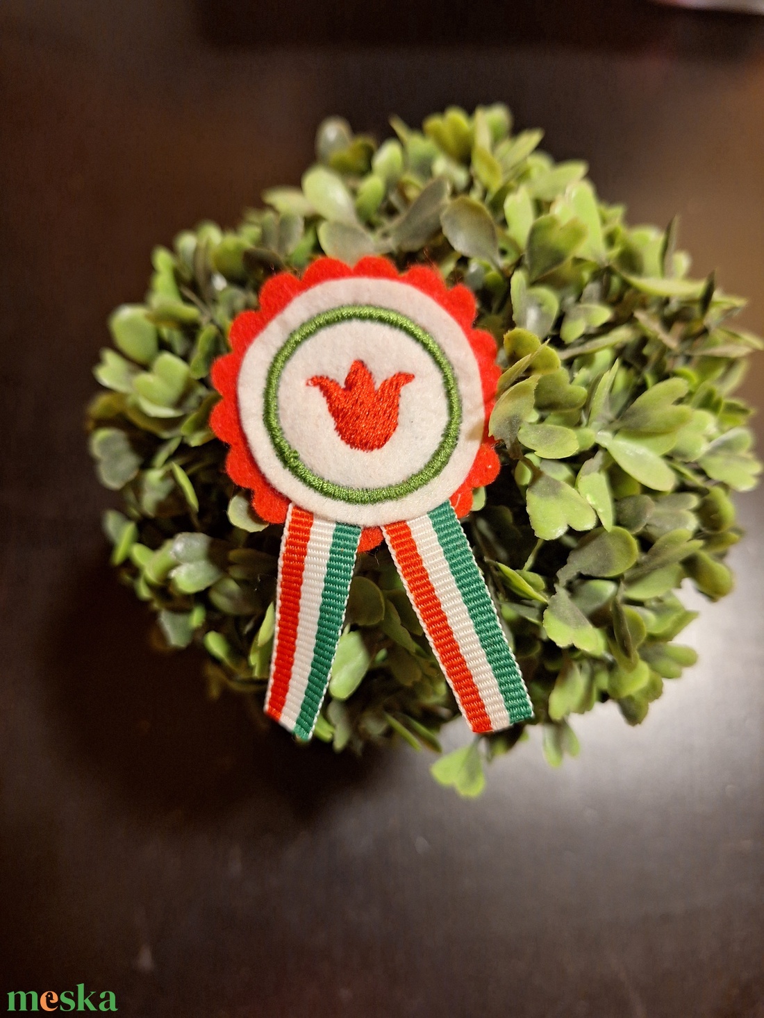 Hímzett kokárda - ékszer - kitűző és bross - kitűző - Meska.hu Hímzett kokárda - ékszer - kitűző és bross - kitűző - Meska.hu