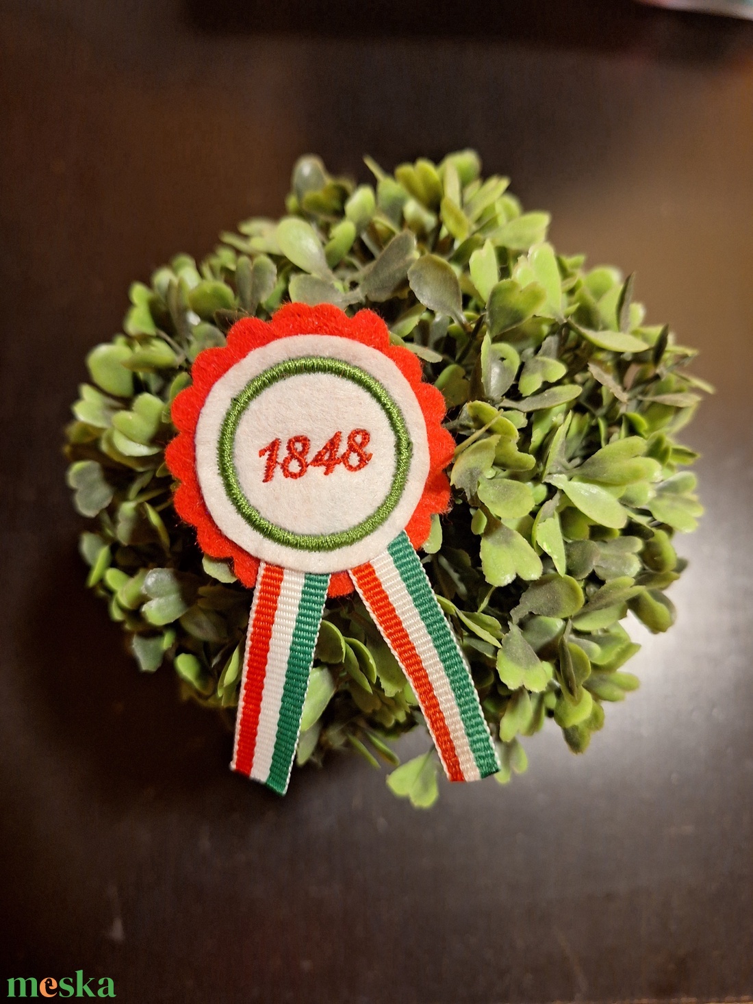 Hímzett kokárda - ékszer - kitűző és bross - kitűző - Meska.hu Hímzett kokárda - ékszer - kitűző és bross - kitűző - Meska.hu