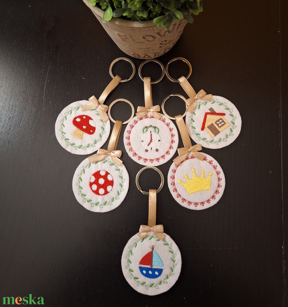 Hímzett ovis kulcstartó, kitűző - ékszer - kitűző és bross - kitűző - Meska.hu