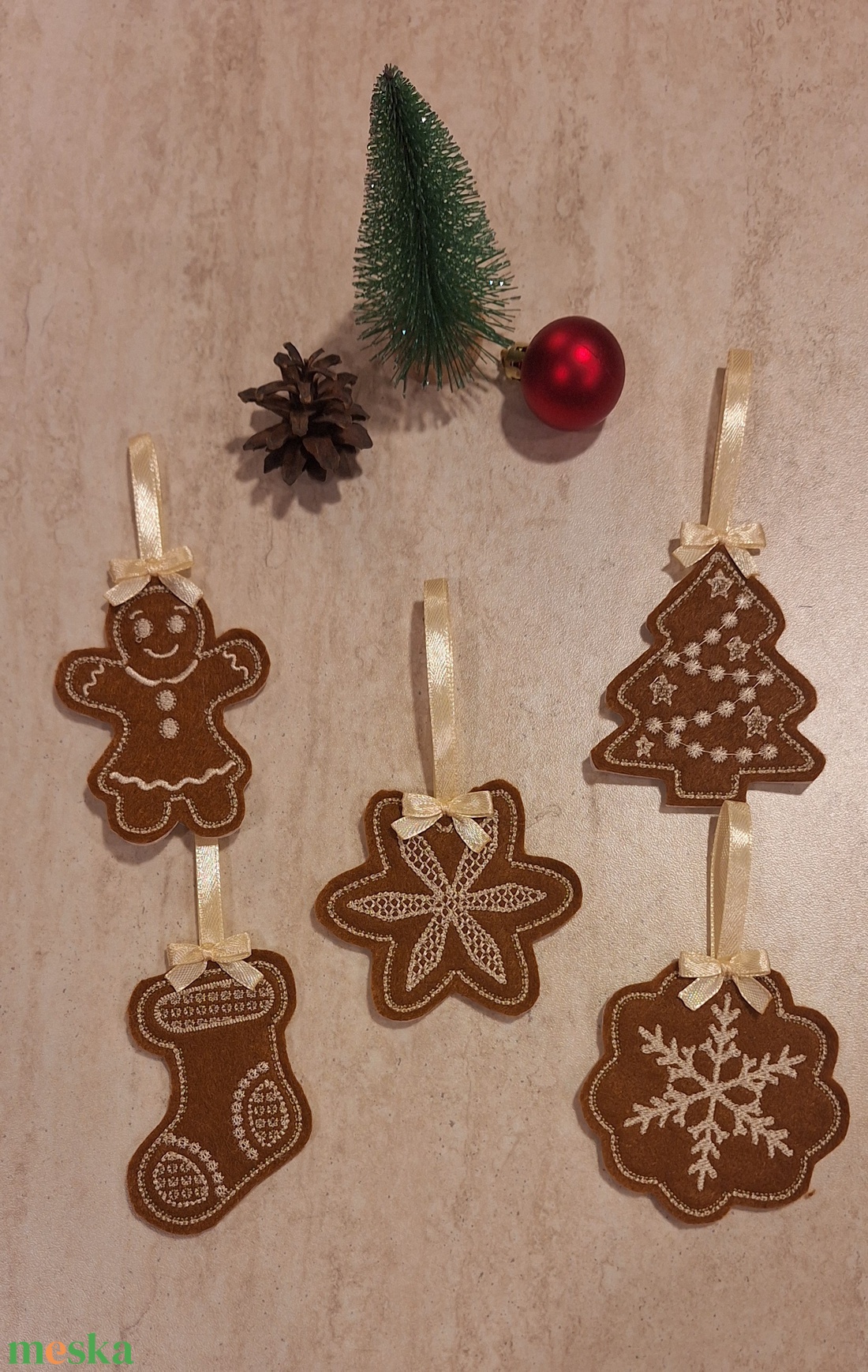 Hímzett mézeskalács figurák - karácsony - karácsonyi lakásdekoráció - karácsonyfadíszek - Meska.hu