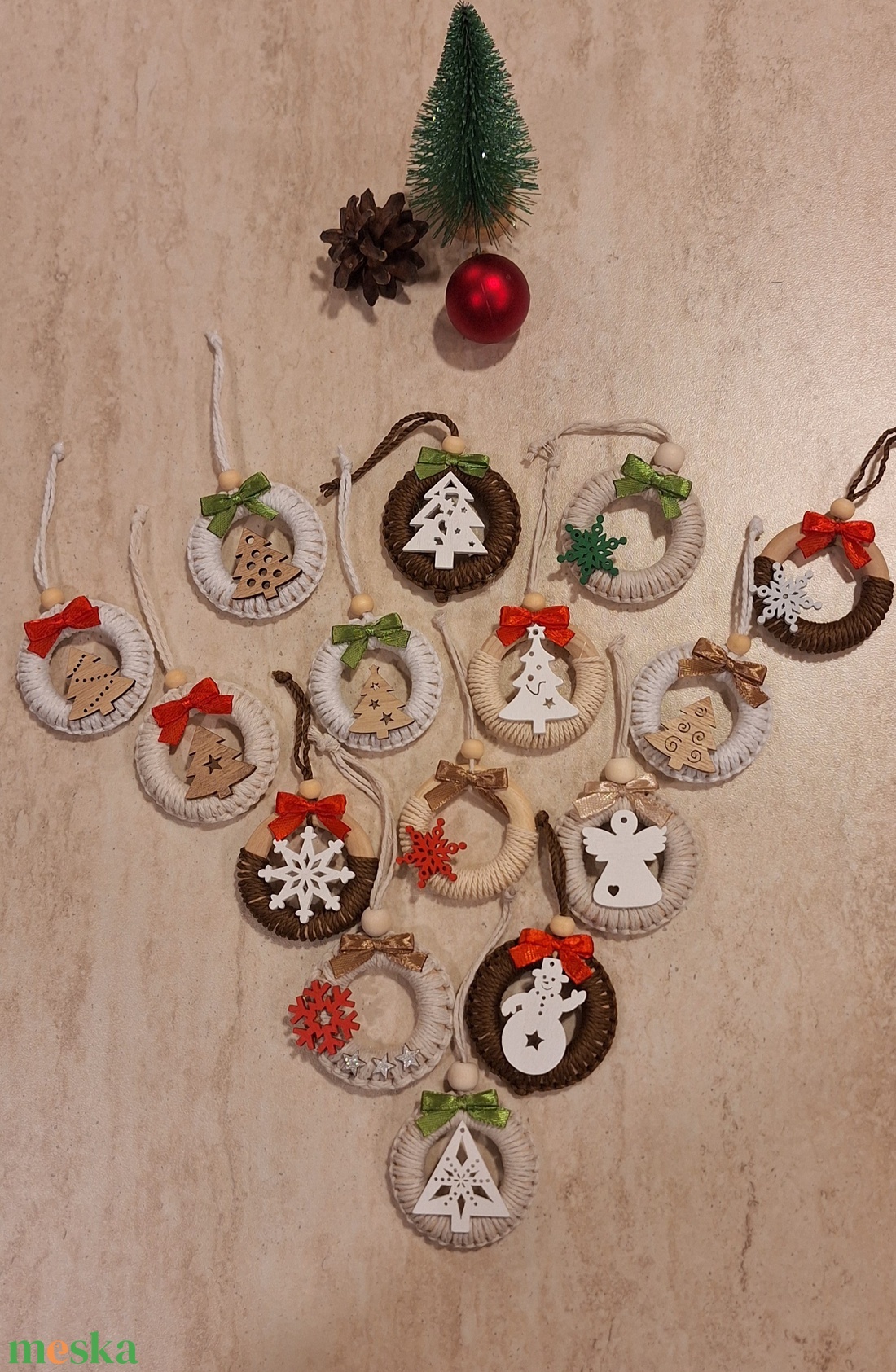 Csomózott karácsonyi dísz - karácsony - karácsonyi lakásdekoráció - karácsonyfadíszek - Meska.hu