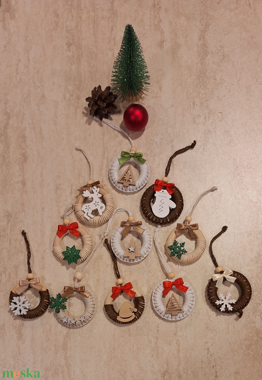 Csomózott karácsonyi dísz - karácsony - karácsonyi lakásdekoráció - karácsonyfadíszek - Meska.hu