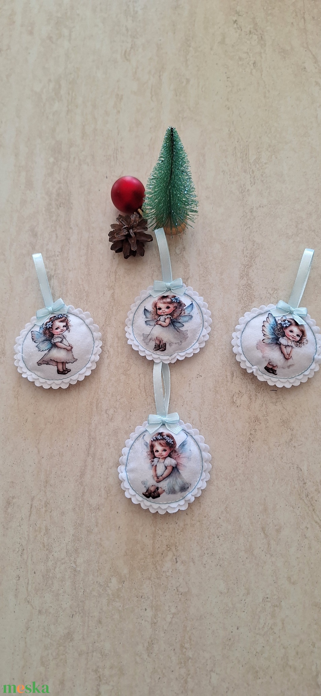 Szépséges kislány karácsonyi filc díszek  - karácsony - karácsonyi lakásdekoráció - karácsonyfadíszek - Meska.hu