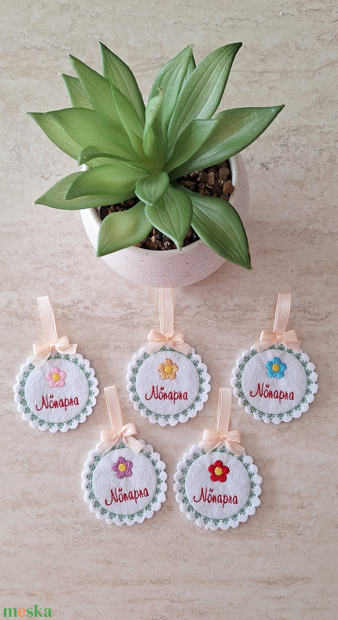 Hímzett dísz nőnapra - táska & tok - kulcstartó & táskadísz - kulcstartó - Meska.hu