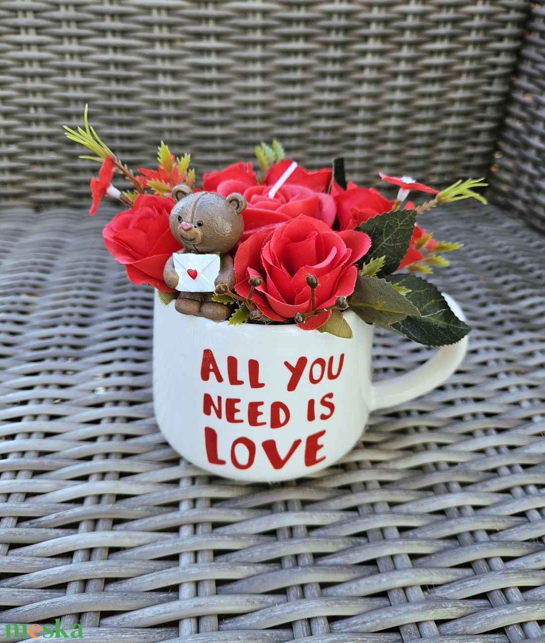 All you need is love szerelmes kismackó kerámiabögre asztaldísz � - otthon & életmód - dekoráció - asztal és polc dekoráció - asztaldísz - Meska.hu