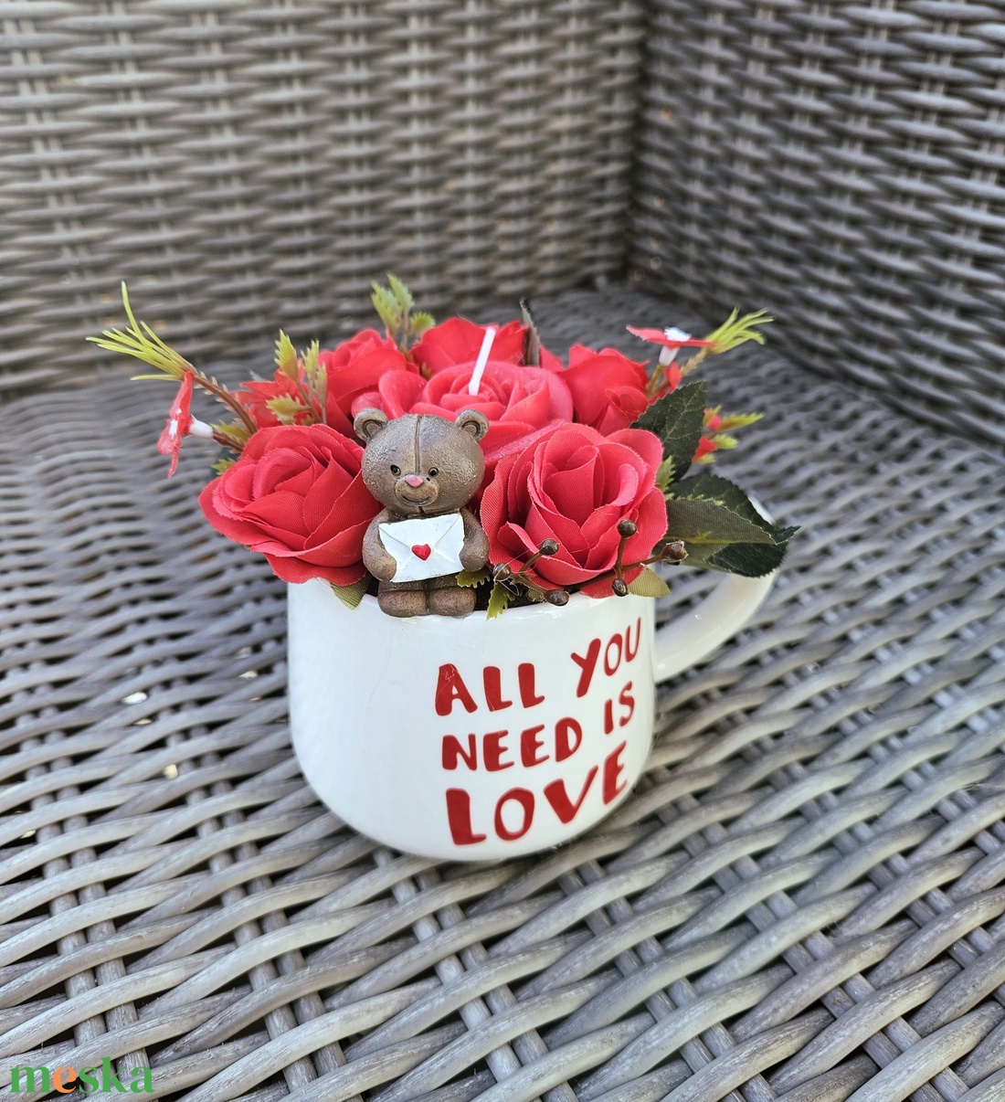 All you need is love szerelmes kismackó kerámiabögre asztaldísz � - otthon & életmód - dekoráció - asztal és polc dekoráció - asztaldísz - Meska.hu