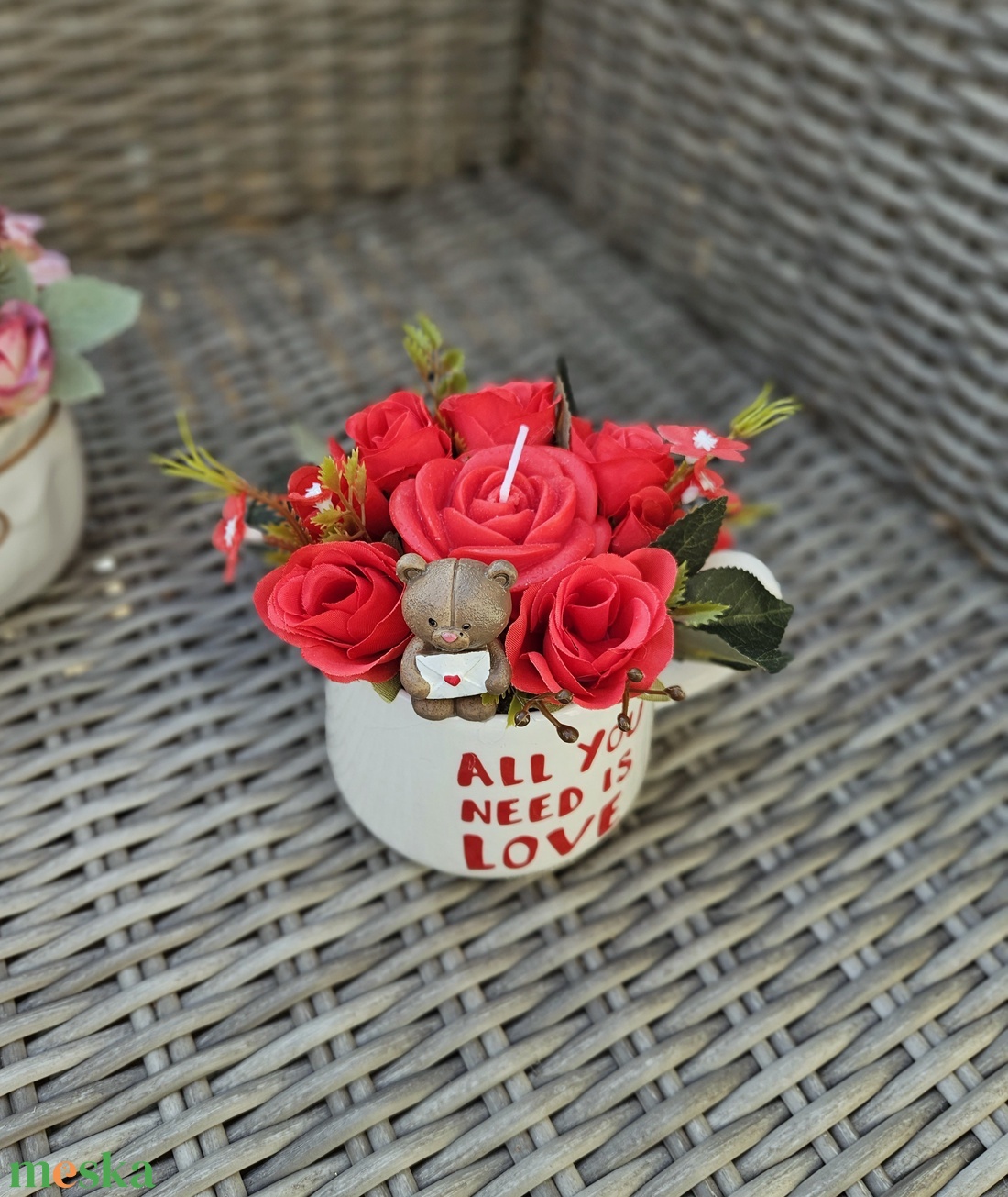 All you need is love szerelmes kismackó kerámiabögre asztaldísz � - otthon & életmód - dekoráció - asztal és polc dekoráció - asztaldísz - Meska.hu