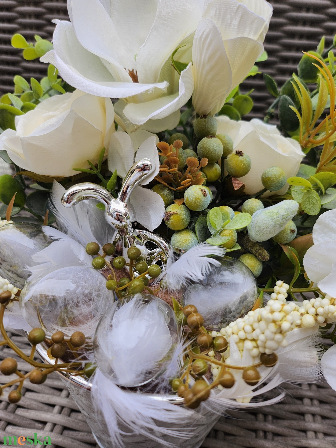 Ezüst nyúl magnólia alatt üvegtojáson ül bádog asztaldísz - ünnepi díszek, dekorációk - húsvéti díszek és dekorációk - húsvéti asztaldíszek - Meska.hu