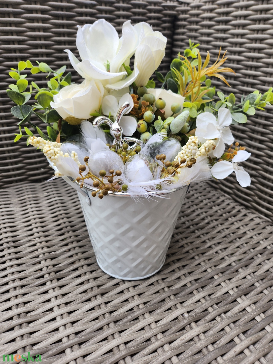 Ezüst nyúl magnólia alatt üvegtojáson ül bádog asztaldísz - ünnepi díszek, dekorációk - húsvéti díszek és dekorációk - húsvéti asztaldíszek - Meska.hu