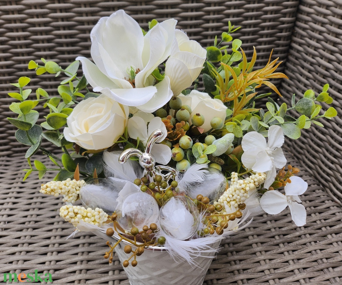 Ezüst nyúl magnólia alatt üvegtojáson ül bádog asztaldísz - ünnepi díszek, dekorációk - húsvéti díszek és dekorációk - húsvéti asztaldíszek - Meska.hu