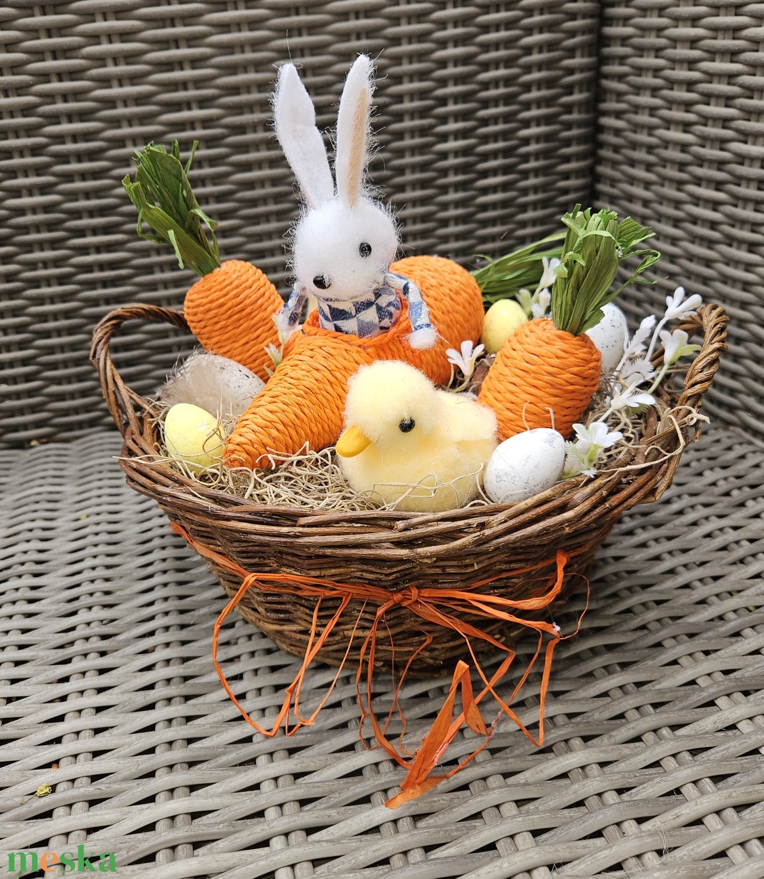 Bolyhos nyuszi répajárgányban kiscsibe társaságában asztaldísz ��� - ünnepi díszek, dekorációk - húsvéti díszek és dekorációk - húsvéti asztaldíszek - Meska.hu