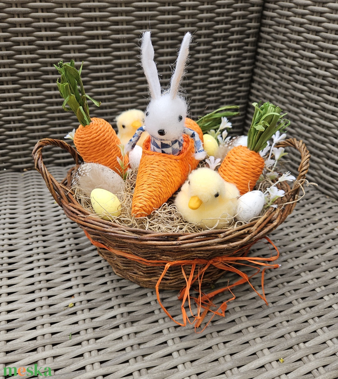 Bolyhos nyuszi répajárgányban kiscsibe társaságában asztaldísz ��� - ünnepi díszek, dekorációk - húsvéti díszek és dekorációk - húsvéti asztaldíszek - Meska.hu