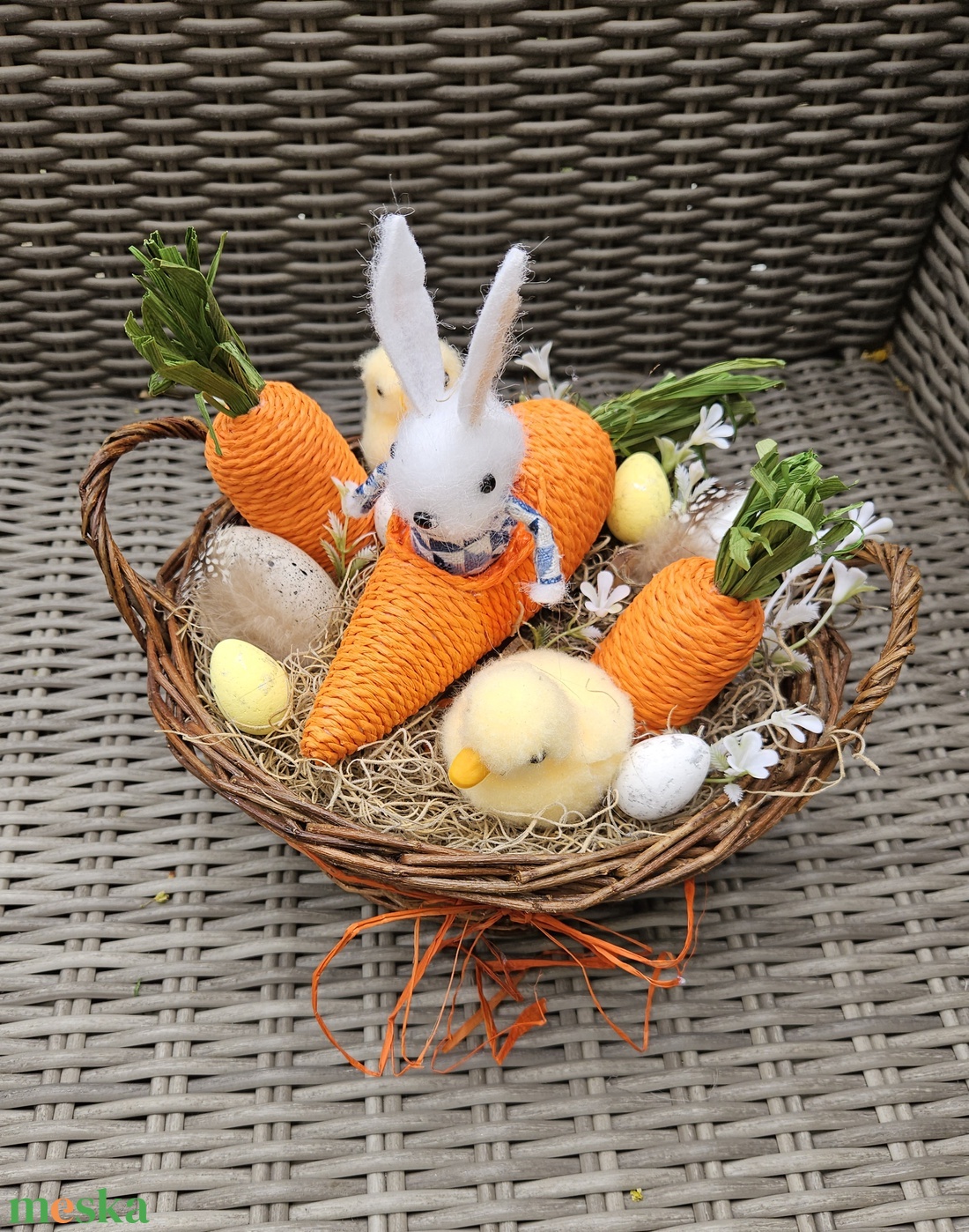 Bolyhos nyuszi répajárgányban kiscsibe társaságában asztaldísz ��� - ünnepi díszek, dekorációk - húsvéti díszek és dekorációk - húsvéti asztaldíszek - Meska.hu