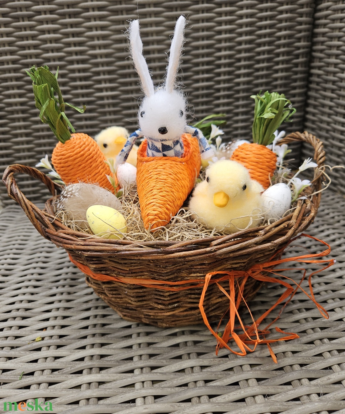 Bolyhos nyuszi répajárgányban kiscsibe társaságában asztaldísz ��� - ünnepi díszek, dekorációk - húsvéti díszek és dekorációk - húsvéti asztaldíszek - Meska.hu