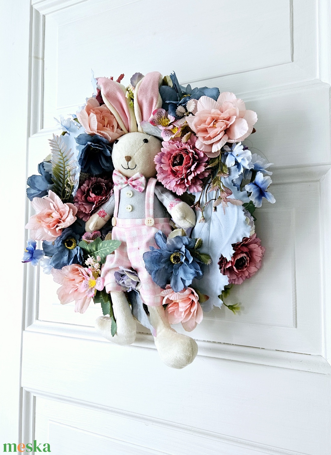 Nyuszifiú még a lábát lógatja, mielőtt hamarosan munkába áll ��  - ünnepi díszek, dekorációk - húsvéti díszek és dekorációk - húsvéti ajtódísz, kopogtató - Meska.hu