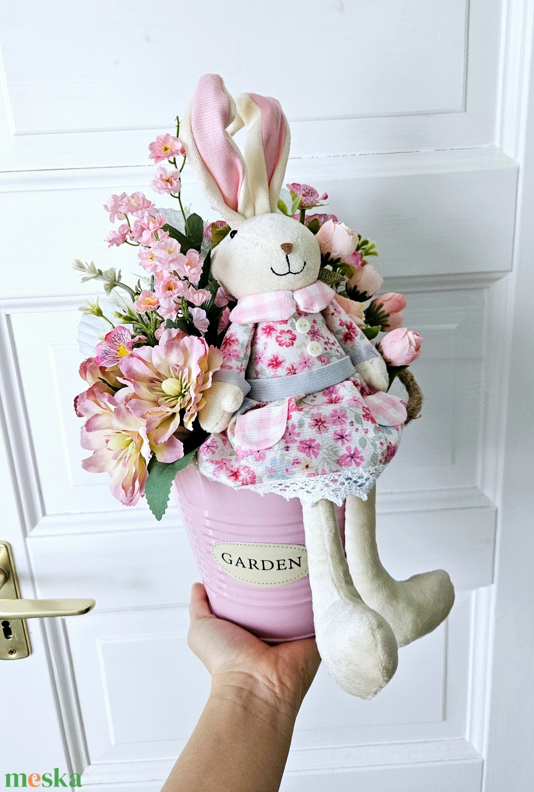 Pici nyuszilány a lábát lógatja  ��� - ünnepi díszek, dekorációk - húsvéti díszek és dekorációk - húsvéti asztaldíszek - Meska.hu