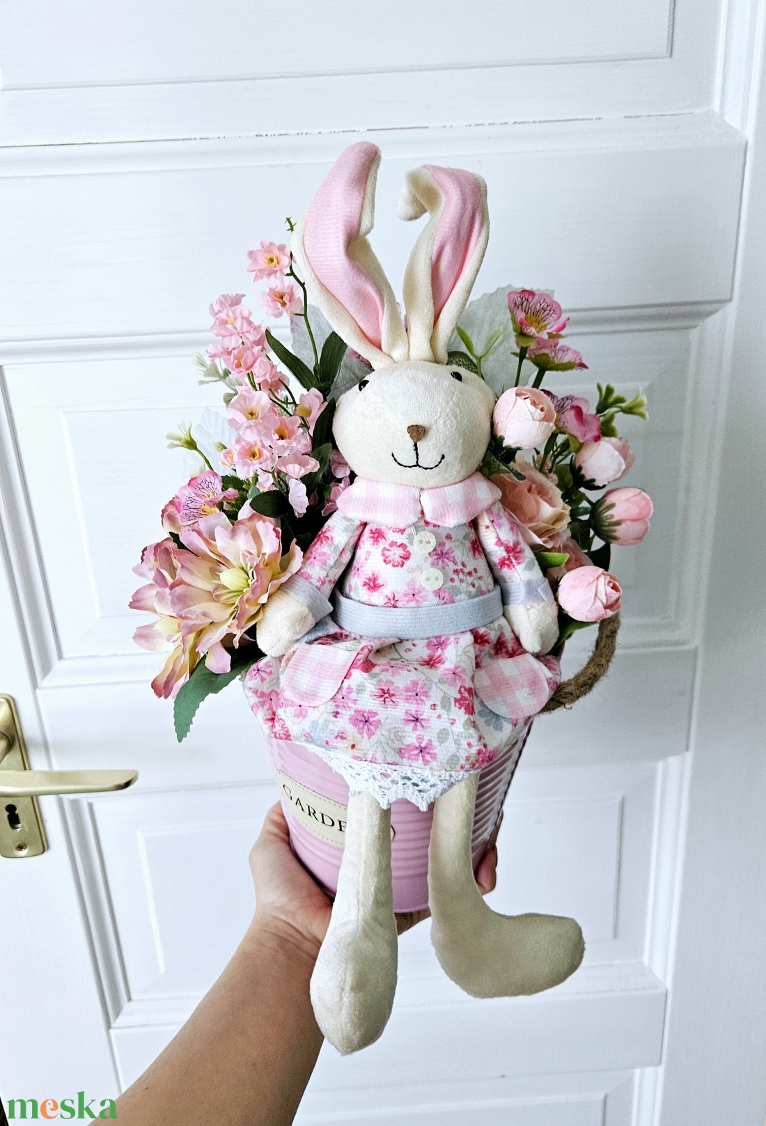 Pici nyuszilány a lábát lógatja  ��� - ünnepi díszek, dekorációk - húsvéti díszek és dekorációk - húsvéti asztaldíszek - Meska.hu