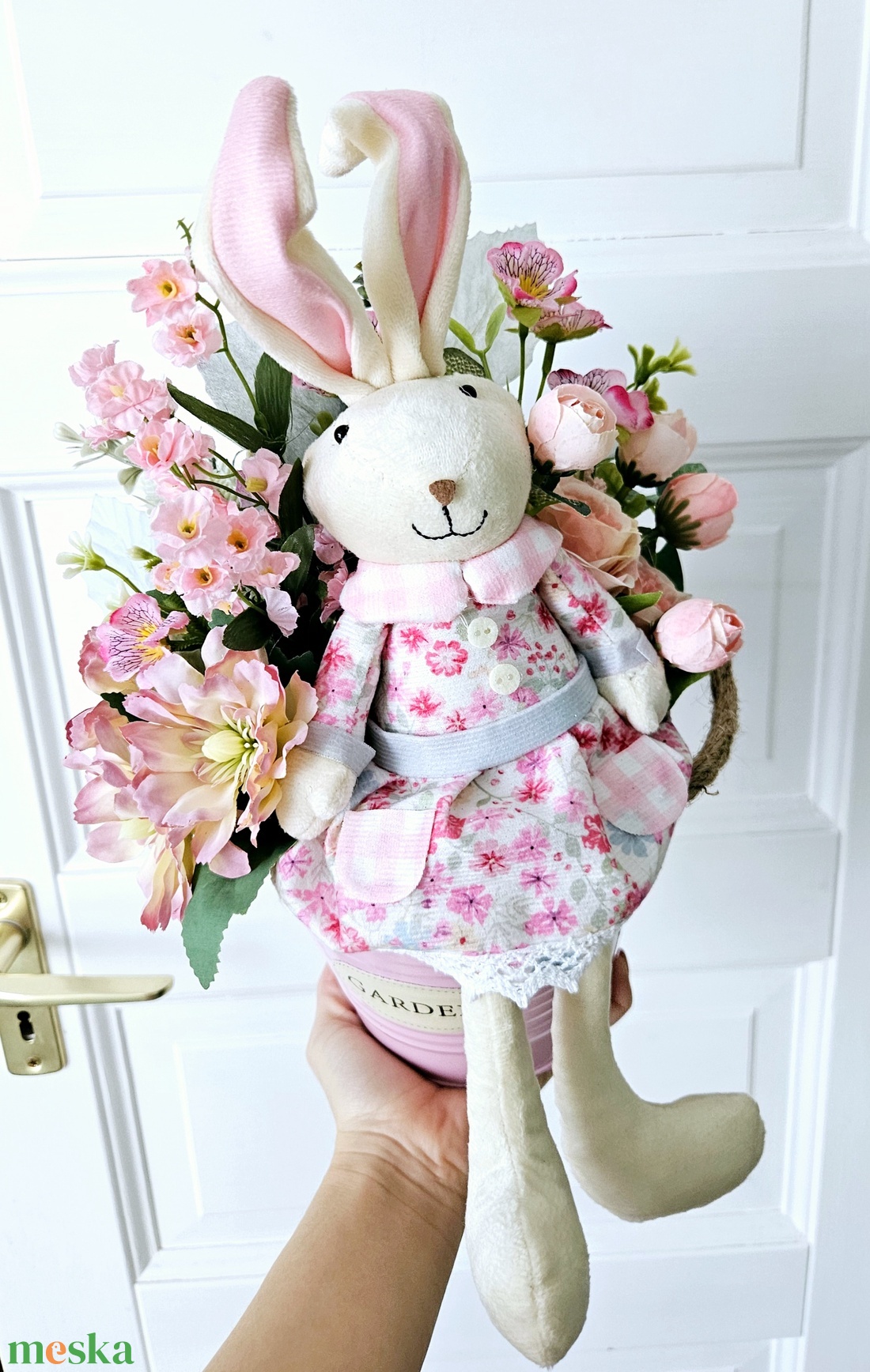 Pici nyuszilány a lábát lógatja  ��� - ünnepi díszek, dekorációk - húsvéti díszek és dekorációk - húsvéti asztaldíszek - Meska.hu