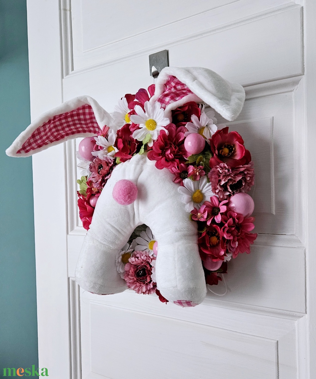 Kockás fülű nyúlnak beszorult a popója kopogtató � - ünnepi díszek, dekorációk - húsvéti díszek és dekorációk - húsvéti ajtódísz, kopogtató - Meska.hu