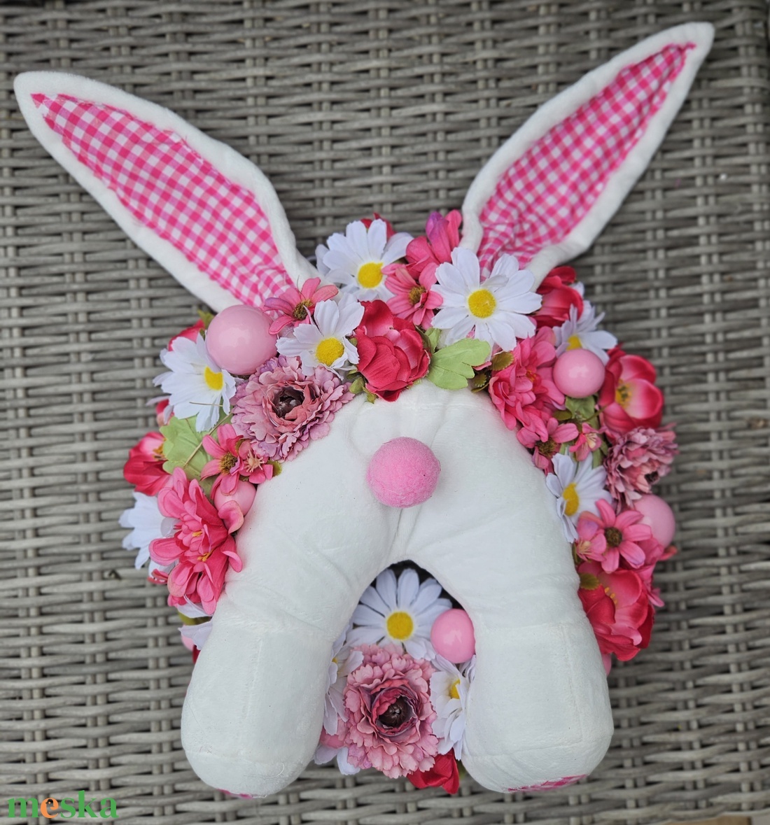 Kockás fülű nyúlnak beszorult a popója kopogtató � - ünnepi díszek, dekorációk - húsvéti díszek és dekorációk - húsvéti ajtódísz, kopogtató - Meska.hu