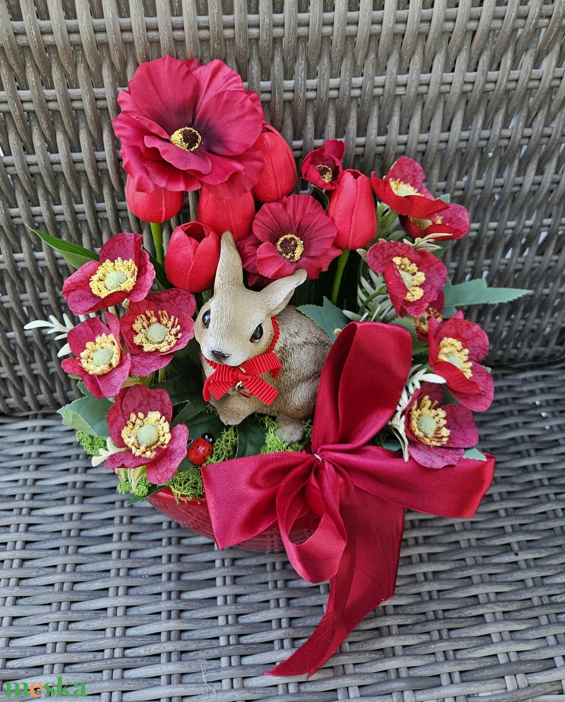 Bájos kisnyuszi piros tulipánok között ��� - ünnepi díszek, dekorációk - húsvéti díszek és dekorációk - húsvéti virágos díszek - Meska.hu