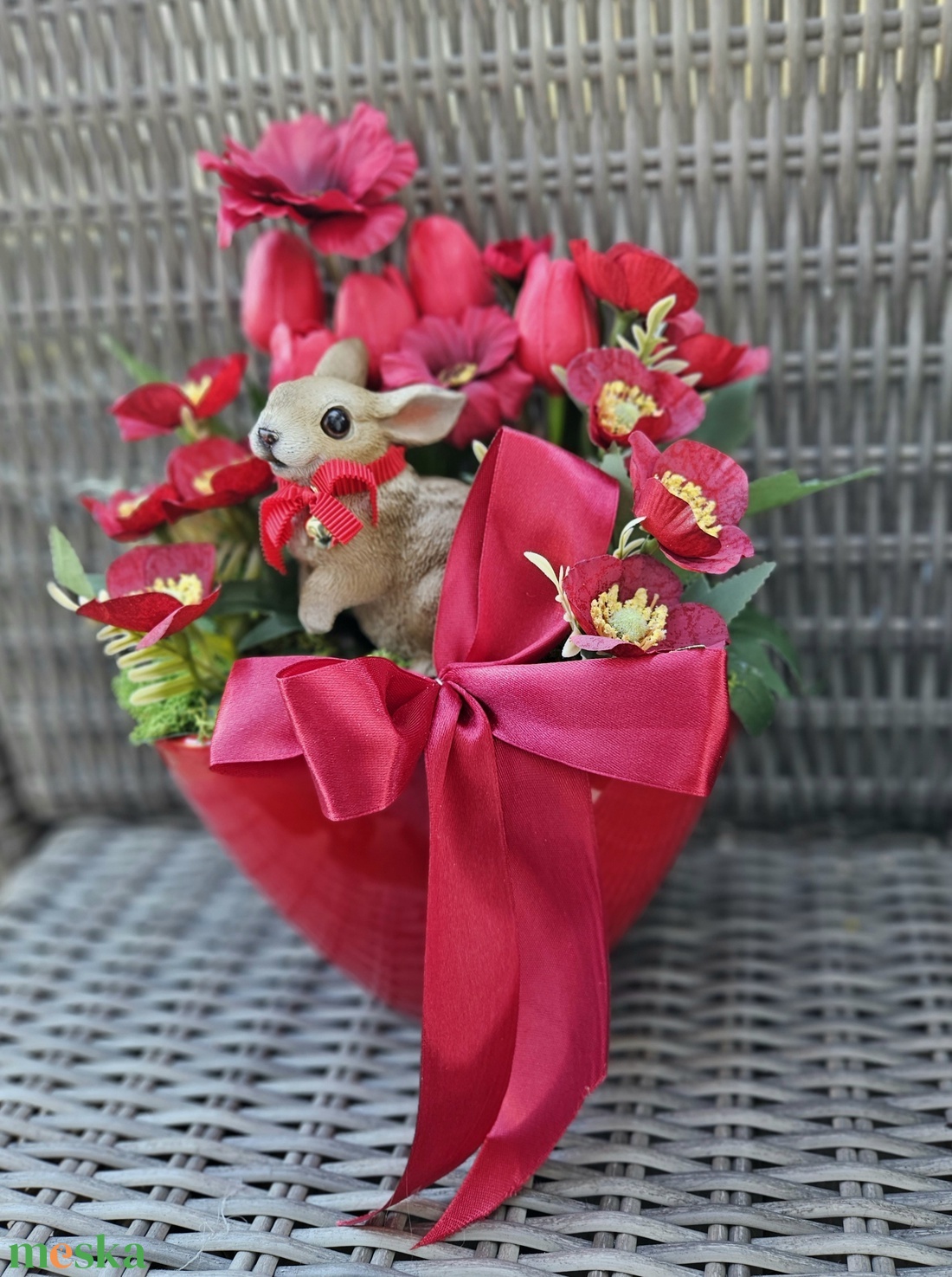 Bájos kisnyuszi piros tulipánok között ��� - ünnepi díszek, dekorációk - húsvéti díszek és dekorációk - húsvéti virágos díszek - Meska.hu
