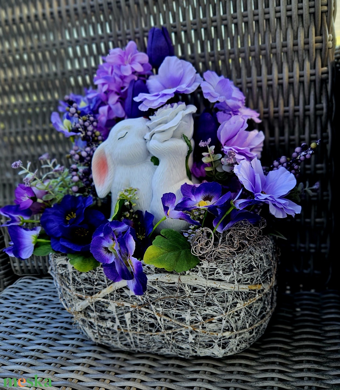 Pici nyuszi tündérkertben virágot szimatol ��   - ünnepi díszek, dekorációk - húsvéti díszek és dekorációk - húsvéti asztaldíszek - Meska.hu