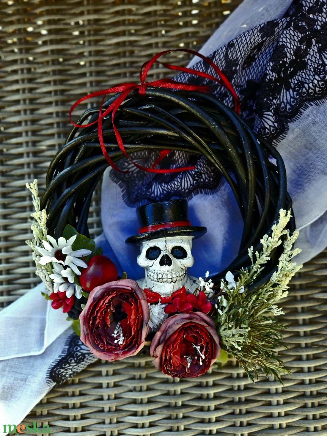 Koponya kalapban fekete, bordó halloweeni kooogtató - otthon & életmód - dekoráció - halloween - halloweeni ajtódíszek és ablakdíszek - Meska.hu