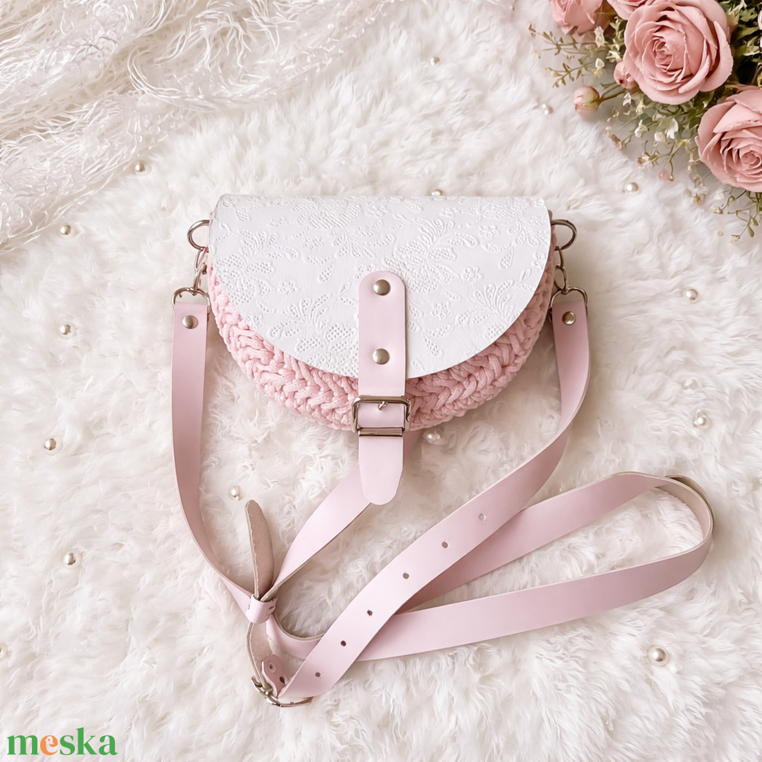 Horgolt babarózsaszín crossbody táska csipkés bőr fedlappal - táska & tok - kézitáska & válltáska - alkalmi táska - Meska.hu