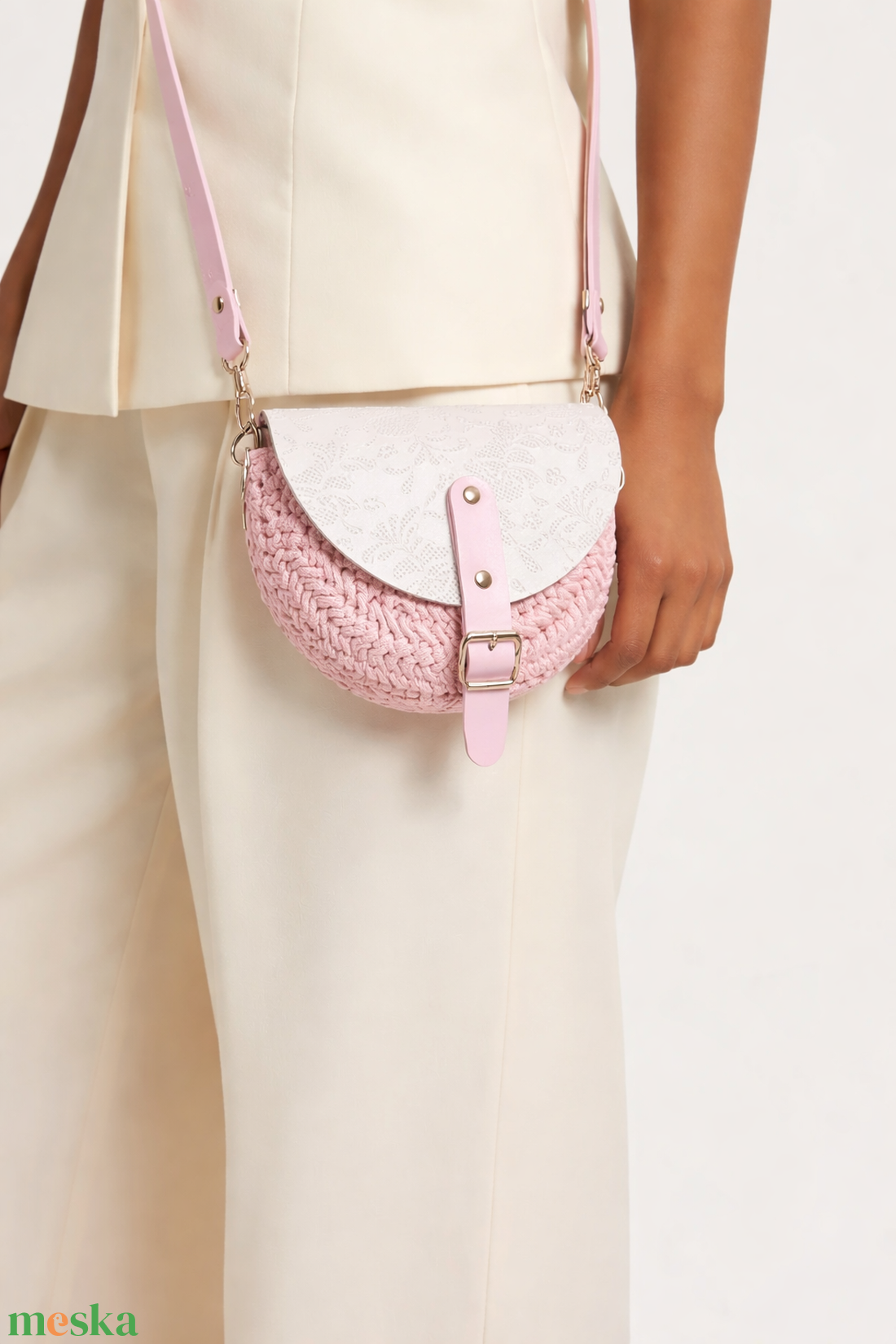 Horgolt babarózsaszín crossbody táska csipkés bőr fedlappal - táska & tok - kézitáska & válltáska - alkalmi táska - Meska.hu