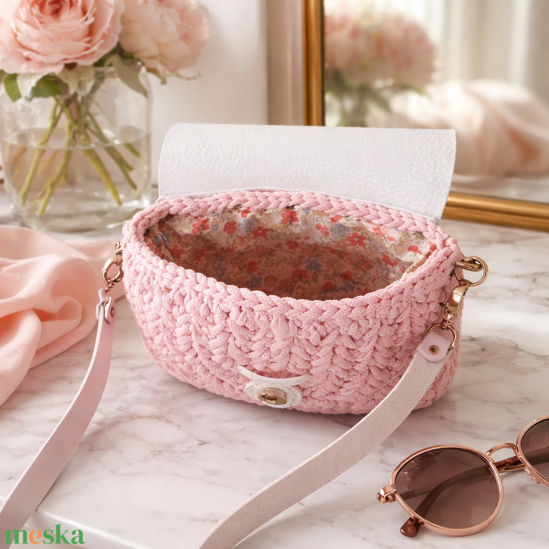 Horgolt babarózsaszín crossbody táska csipkés bőr fedlappal - táska & tok - kézitáska & válltáska - alkalmi táska - Meska.hu