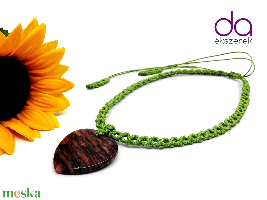 Fűzöld makramé nyaklánc, szív alakú jáspis kővel - ékszer - nyaklánc - medálos nyaklánc - Meska.hu