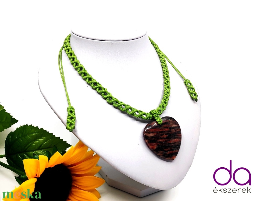Fűzöld makramé nyaklánc, szív alakú jáspis kővel - ékszer - nyaklánc - medálos nyaklánc - Meska.hu