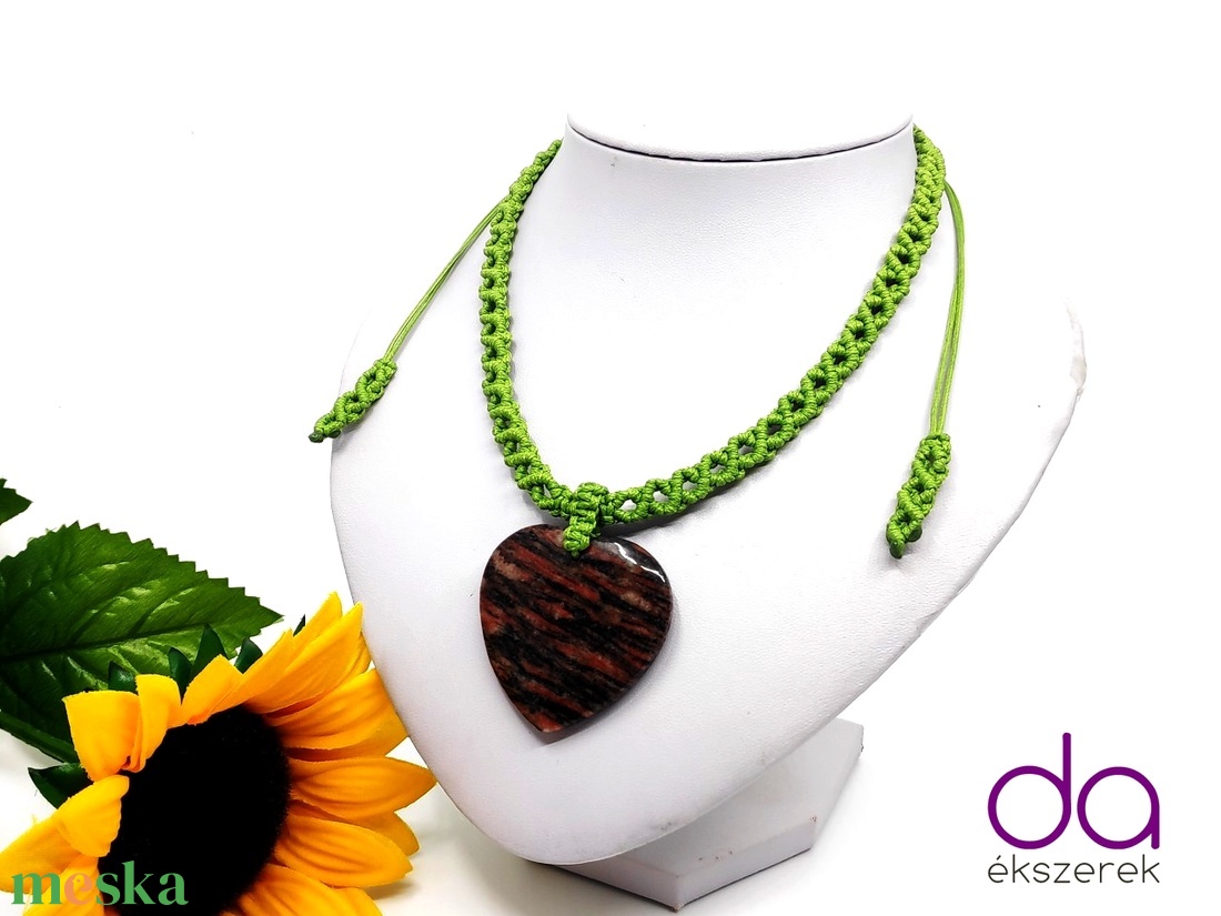 Fűzöld makramé nyaklánc, szív alakú jáspis kővel - ékszer - nyaklánc - medálos nyaklánc - Meska.hu