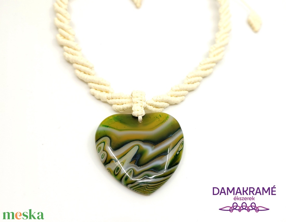 Krémszínű nyaklánc szív alakú, zöldes achát medállal - ékszer - nyaklánc - medálos nyaklánc - Meska.hu