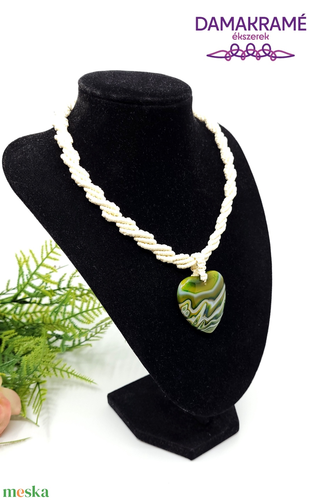 Krémszínű nyaklánc szív alakú, zöldes achát medállal - ékszer - nyaklánc - medálos nyaklánc - Meska.hu
