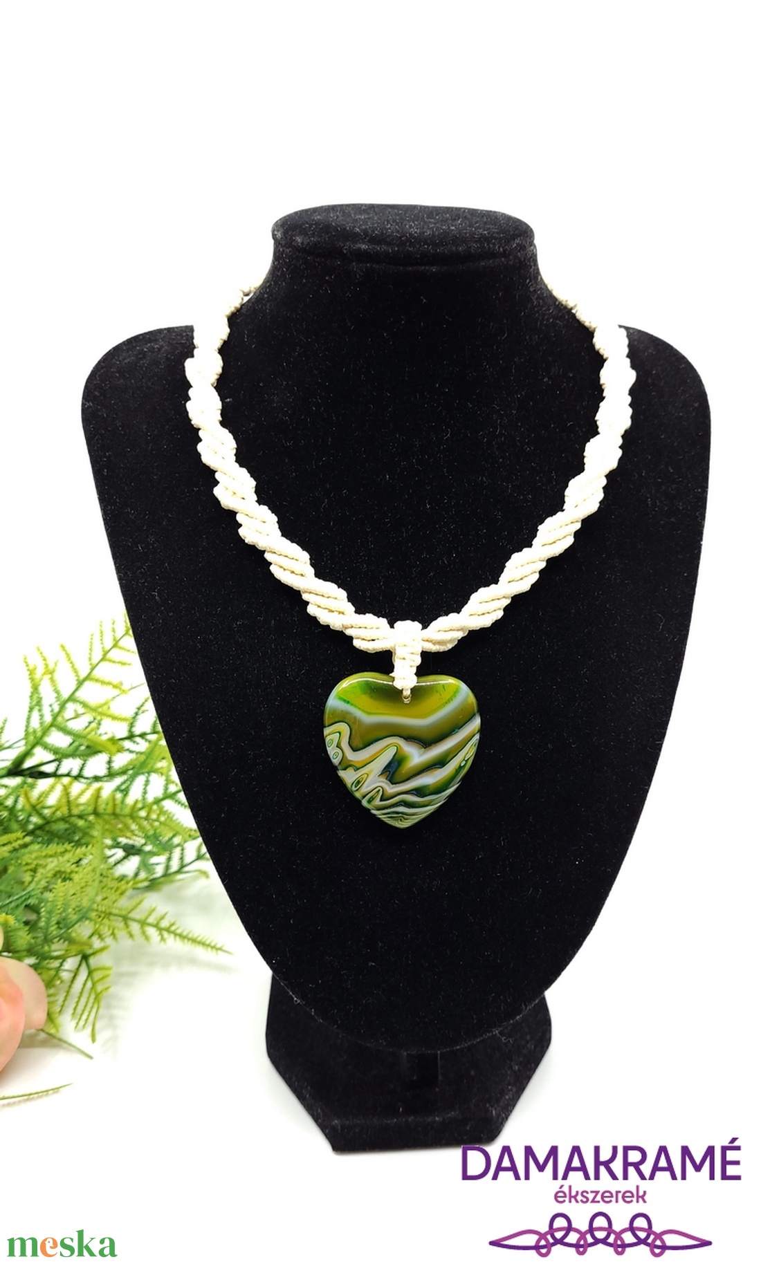 Krémszínű nyaklánc szív alakú, zöldes achát medállal - ékszer - nyaklánc - medálos nyaklánc - Meska.hu