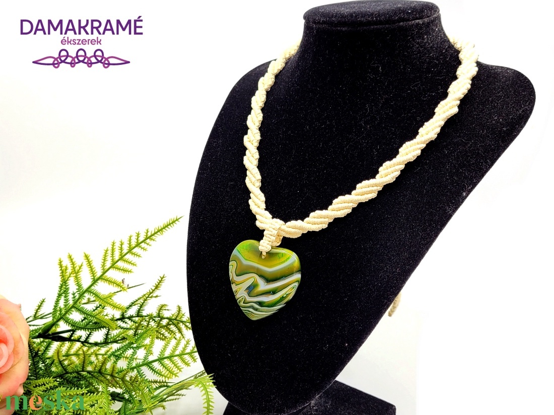 Krémszínű nyaklánc szív alakú, zöldes achát medállal - ékszer - nyaklánc - medálos nyaklánc - Meska.hu