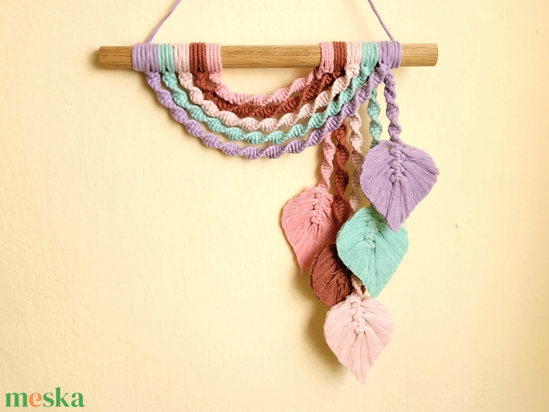 Makramé levélkés falidísz - Pasztell színek - otthon & életmód - dekoráció - fali és függő dekoráció - falra akasztható dekor - Meska.hu