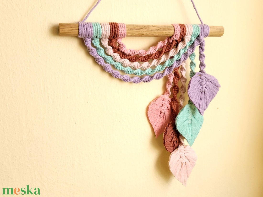 Makramé levélkés falidísz - Pasztell színek - otthon & életmód - dekoráció - fali és függő dekoráció - falra akasztható dekor - Meska.hu