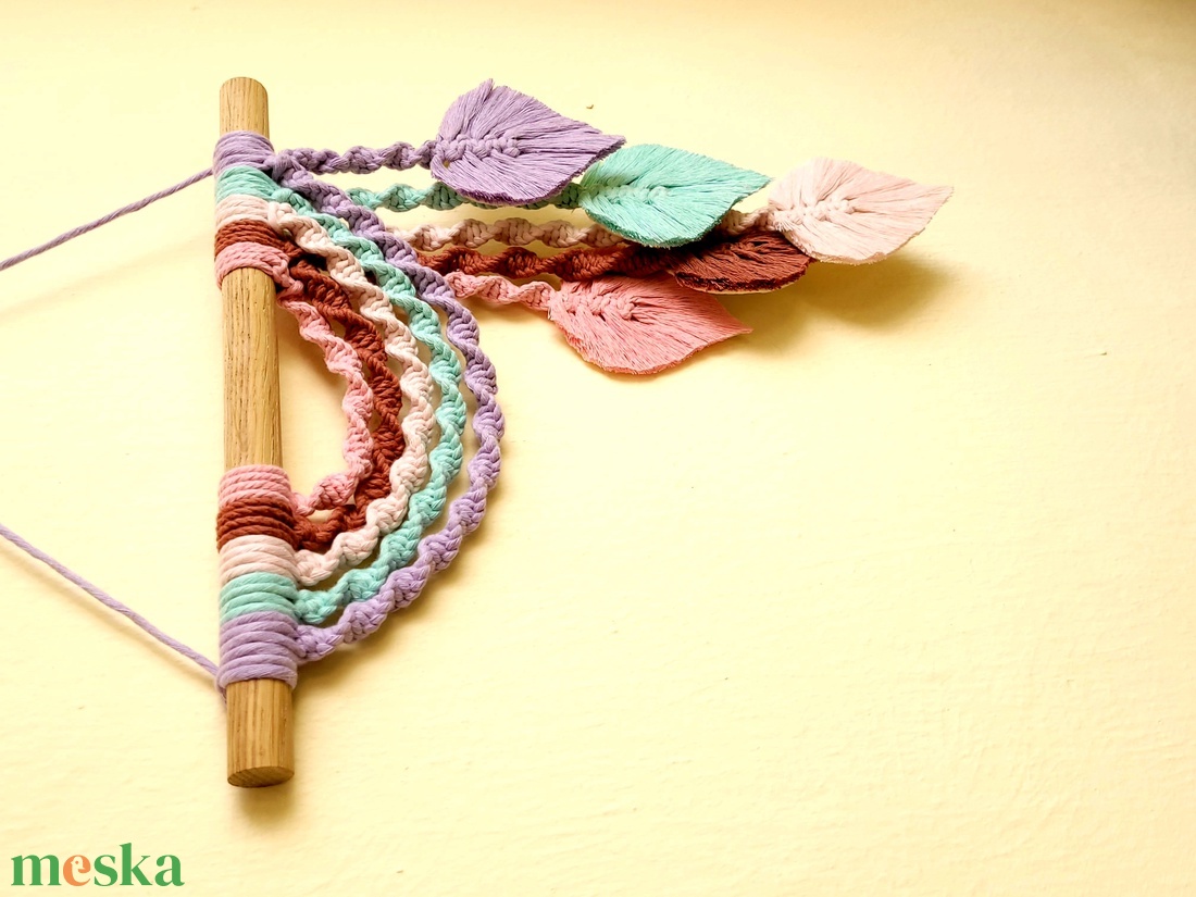 Makramé levélkés falidísz - Pasztell színek - otthon & életmód - dekoráció - fali és függő dekoráció - falra akasztható dekor - Meska.hu