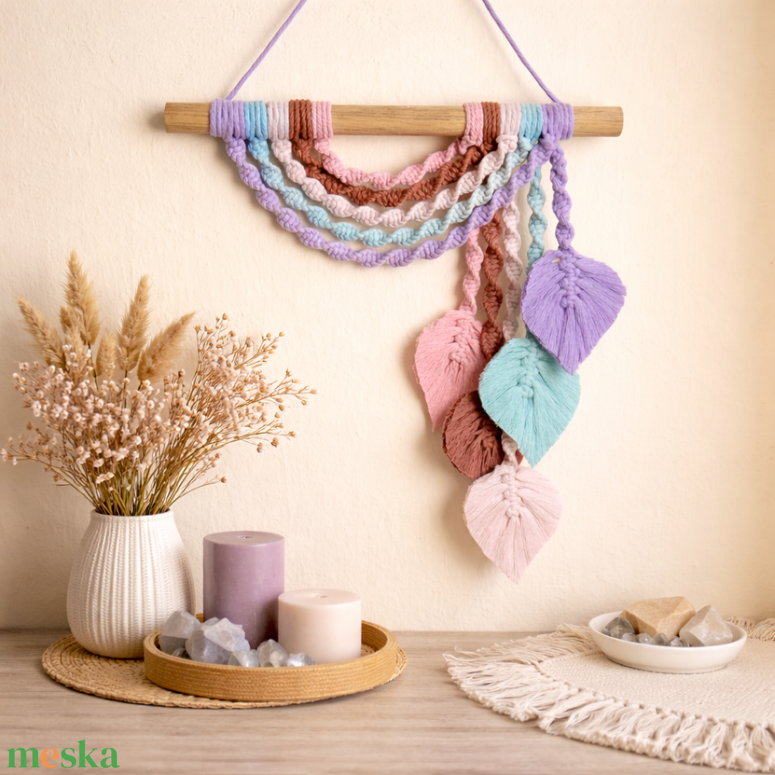 Makramé levélkés falidísz - Pasztell színek - otthon & életmód - dekoráció - fali és függő dekoráció - falra akasztható dekor - Meska.hu