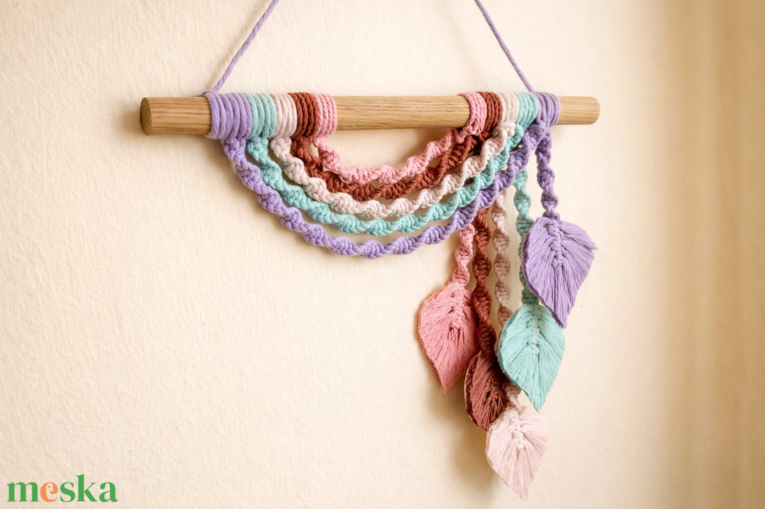Makramé levélkés falidísz - Pasztell színek - otthon & életmód - dekoráció - fali és függő dekoráció - falra akasztható dekor - Meska.hu